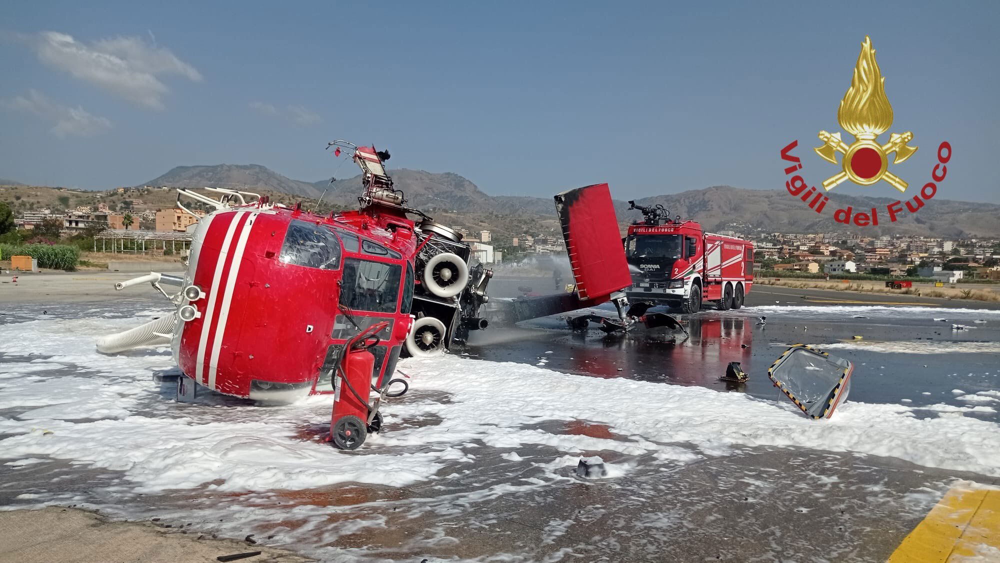 HELICÓPTERO DE EXTINCIÓN DE INCENDIOS SE ESTRELLA EN ITALIA