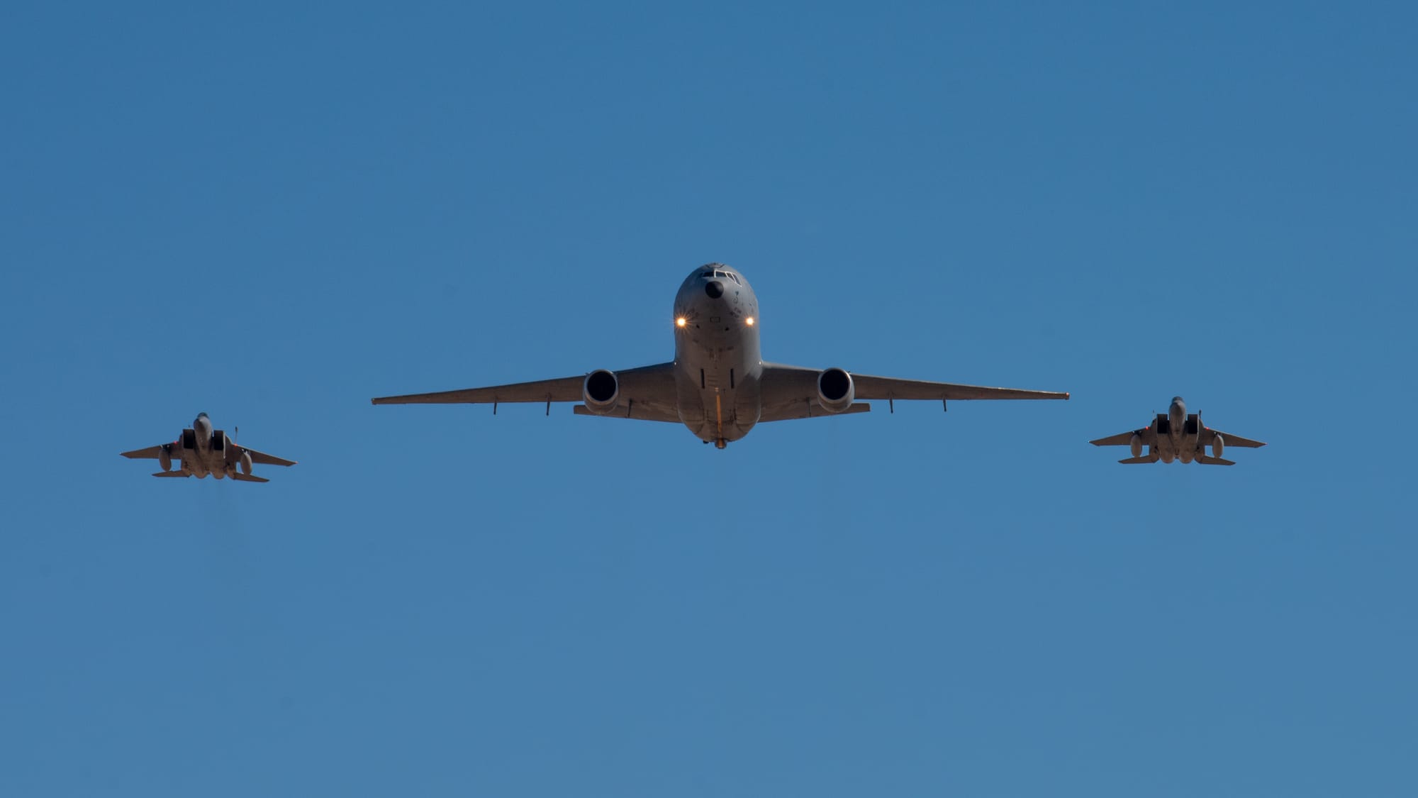 LA USAF JUBILA SUS KC10 EXTENDER. EL DESCANSO DEL "TANKERO"