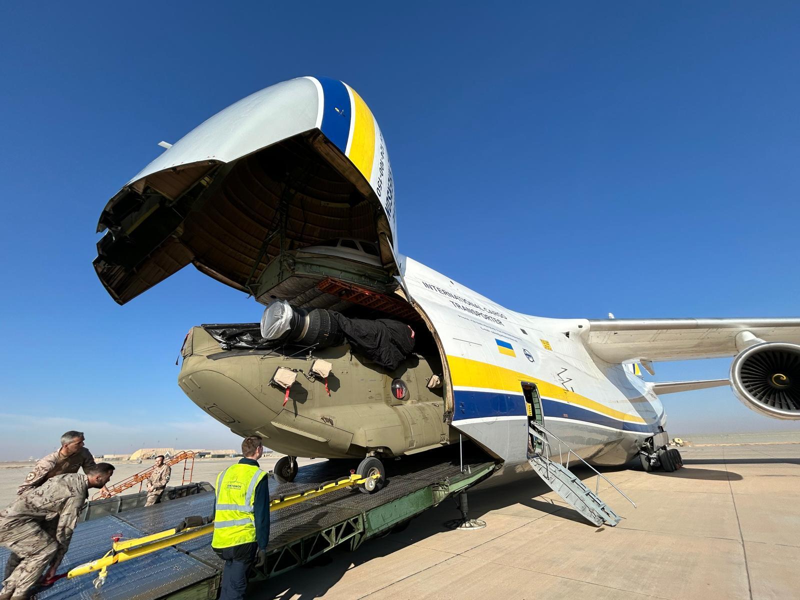 ESPECTACULARES IMÁGENES DEL TRASLADO DE UN CHINOOK A BORDO DE UN ANTONOV