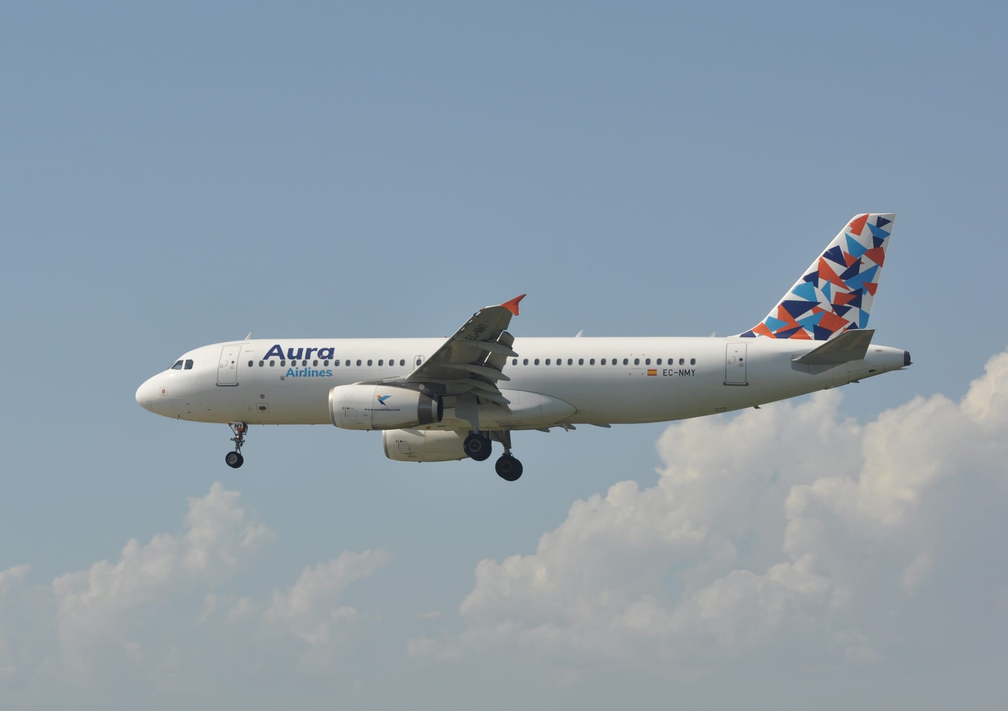 AURA AIRLINES A320 LANDING