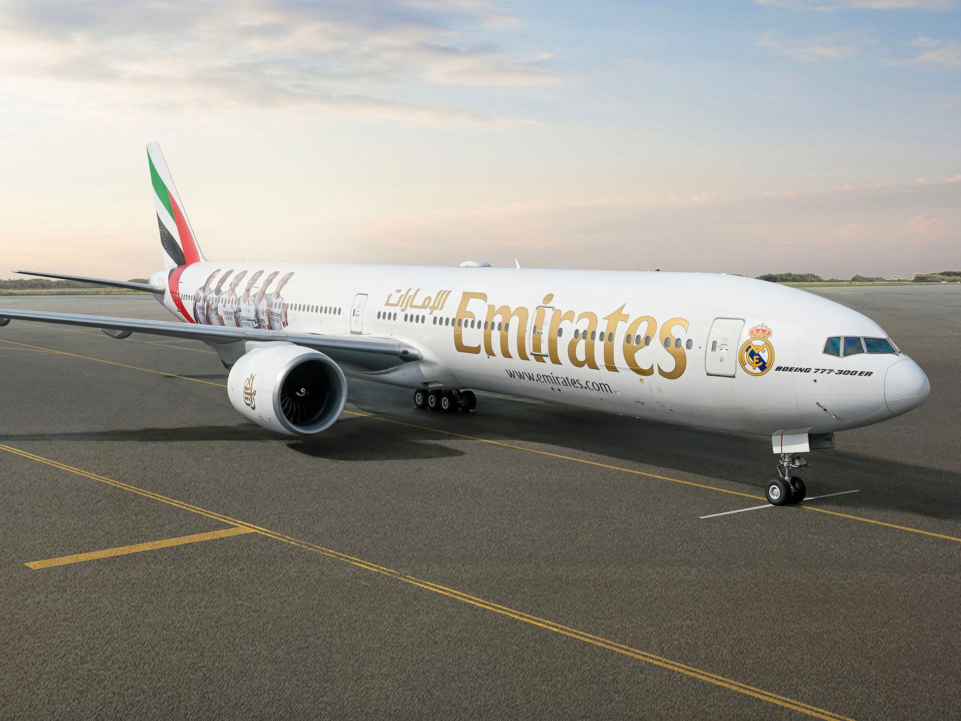 EMIRATES DECORA UNO DE SUS BOEING 777-300 CON VINILOS DEL ESCUDO Y PLANTILLA DEL REAL MADRID C.F.