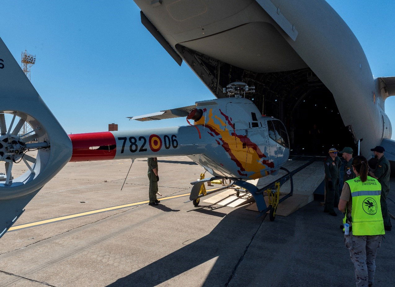 LOS HELICÓPTEROS DE LA PATRULLA ASPA EMBARCAN EN AVIONES A400M PARA VOLAR A LAS PALMAS CON MOTIVO DEL DIFAS 2025.