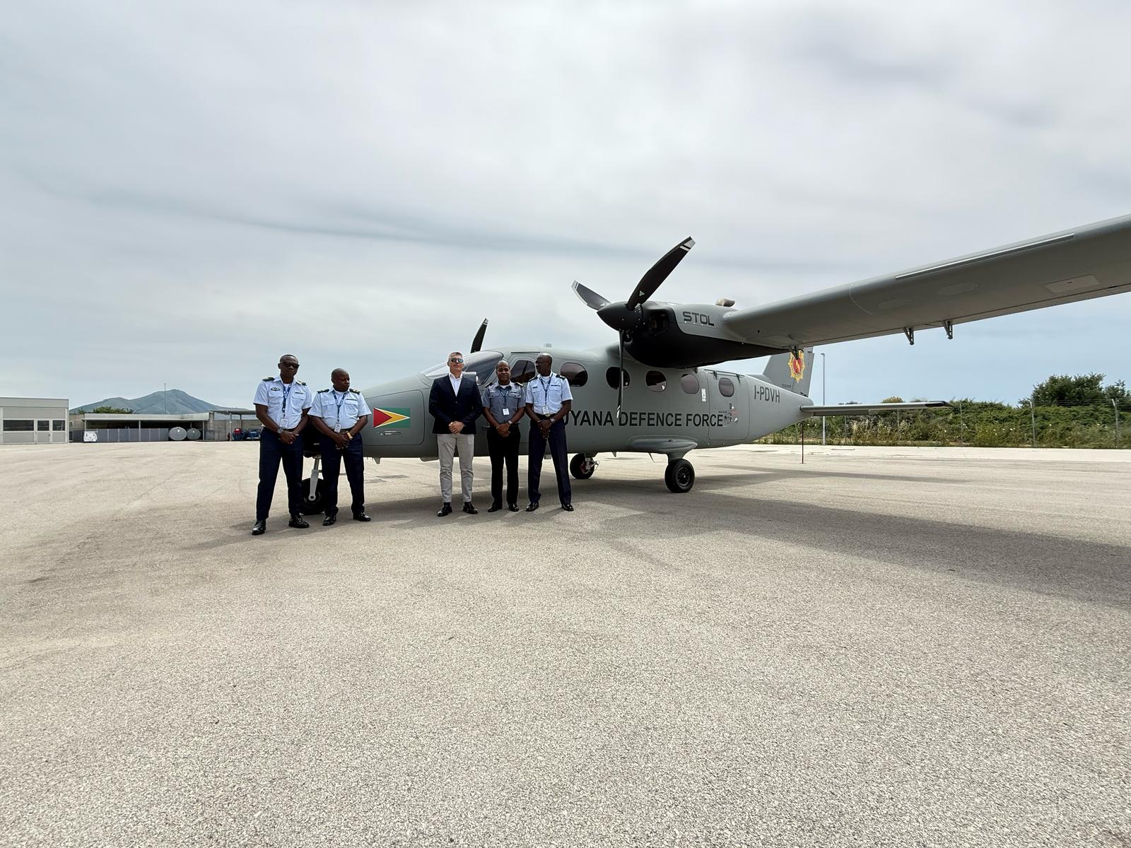 TECNAM ENTREGA UN P2012 STOL A LA FUERZA AÉREA DE GUYANA.
