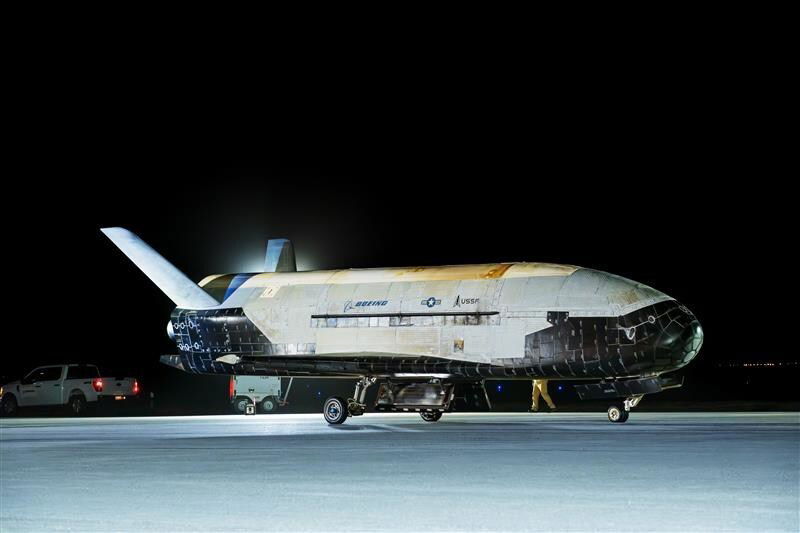 EL AVIÓN ESPACIAL X-37B, CONSTRUIDO POR BOEING, LISTO PARA SU OCTAVA MISIÓN.
