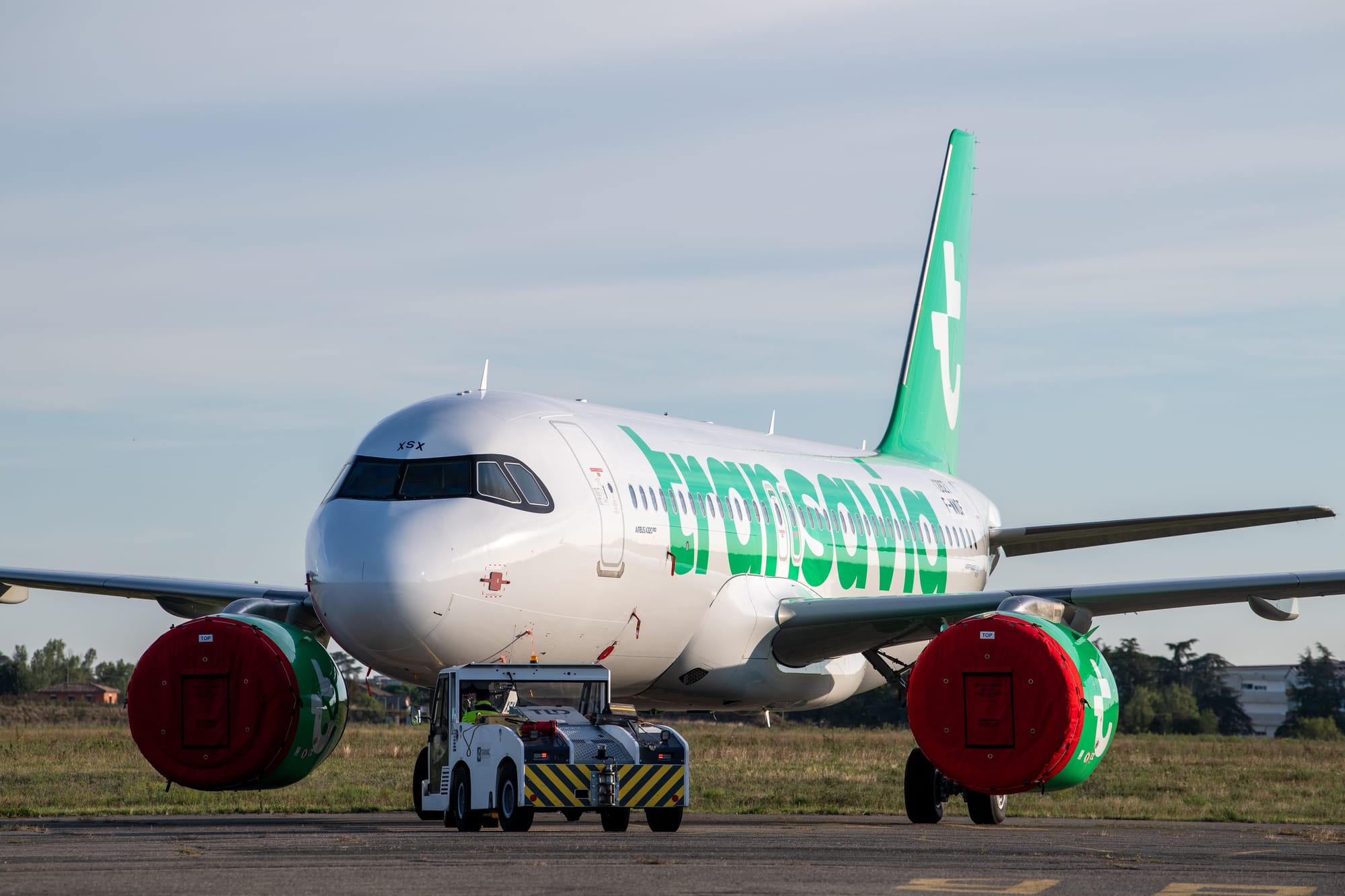 TRANSAVIA SALE DEL TALLER DE PINTURA CON SU NUEVA IMAGEN.