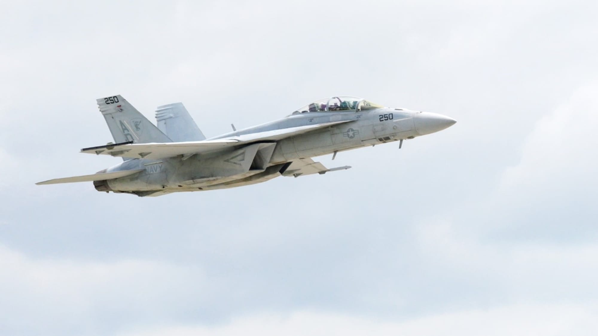 BOEING REUBICARÁ LAS OBRAS DE MODIFICACIÓN DE LA VIDA ÚTIL DEL F/A-18 PARA APOYAR LA EXPANSIÓN DE SU PLANTA DE ST. LOUIS.