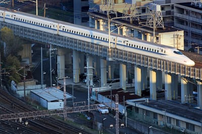 Tourist Stunned After Tokyo Train Staff Apologize for 3-Minute Delay with Official Certificate