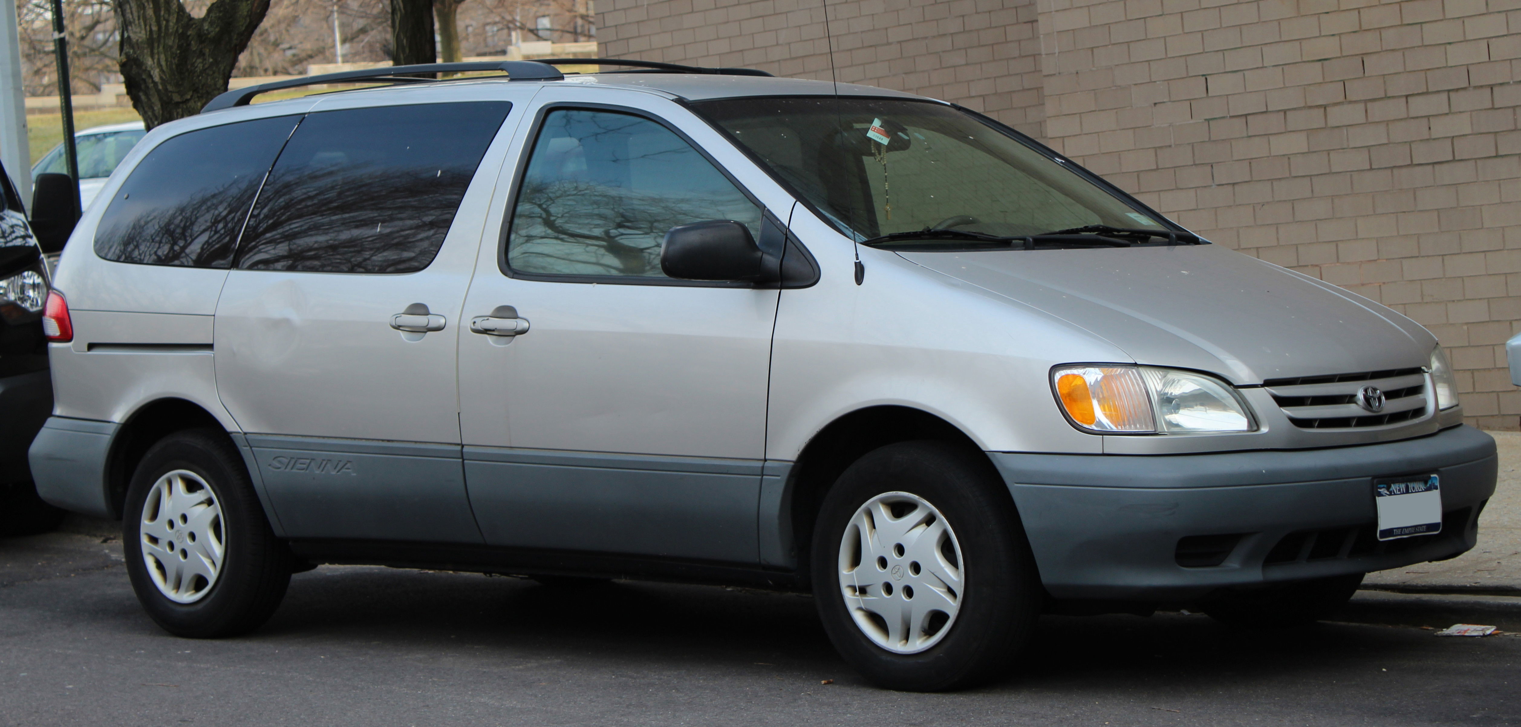 2000/2001 Toyota Sienna; where to buy used cars under ₦1 Million in Nigeria. 