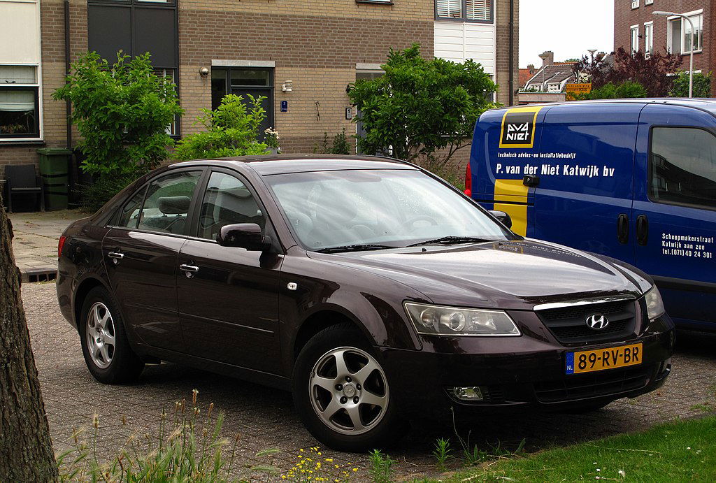 2005_Hyundai_Sonata_2.4i_CVVT; buy used cars with less than one million naira.