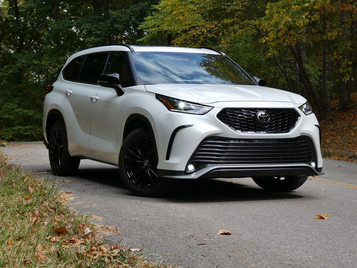 2023 toyota highlander xse awd wind chill pearl front quarter view.