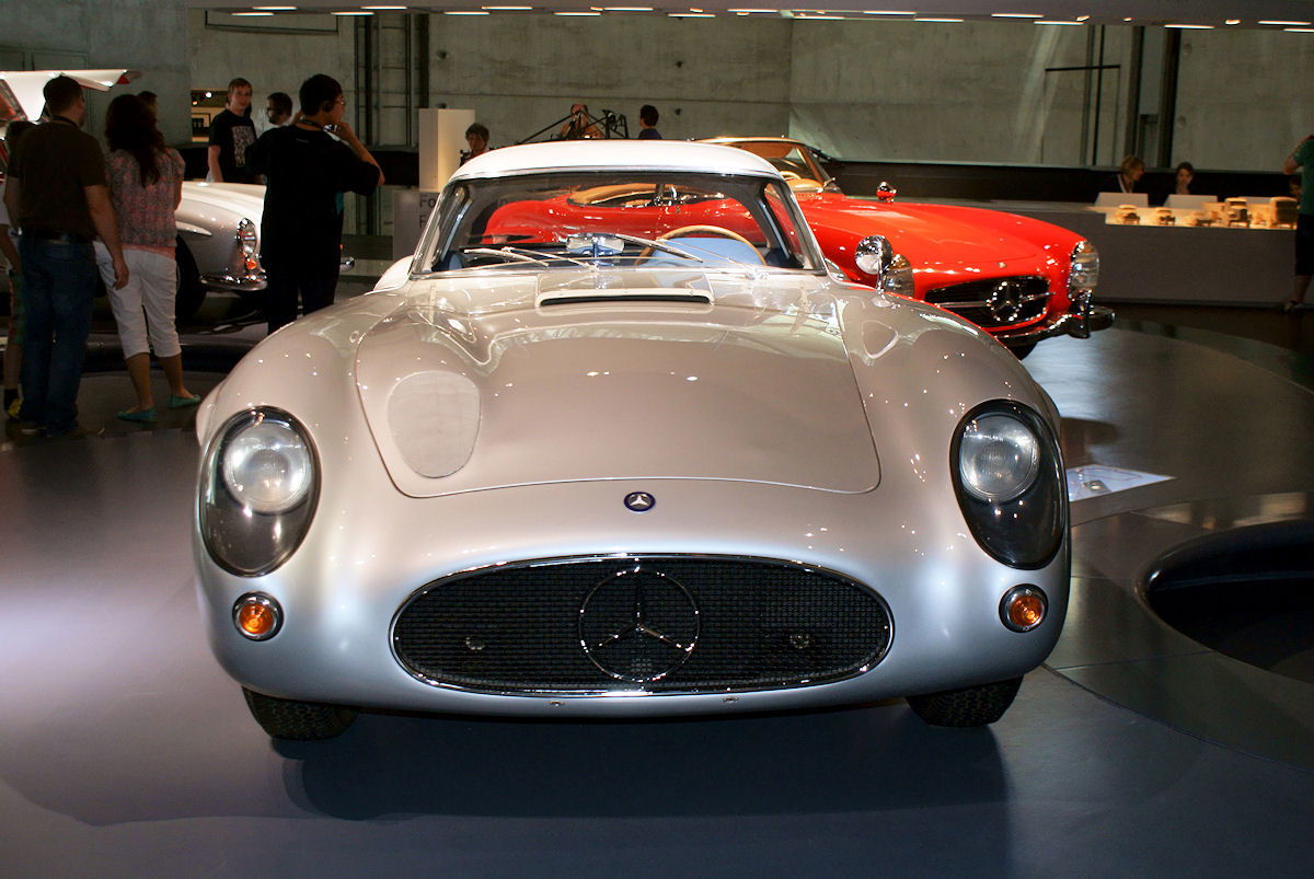 Mercedes-Benz_300SLR_1955_Uhlenhaut_Coupè_AboveHood_MBMuse_9June2013 Valder137 via Wikimedia.