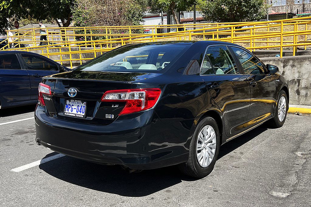 Toyota_Camry_Hybrid_2012 handling Mariordo via Wikimedia.