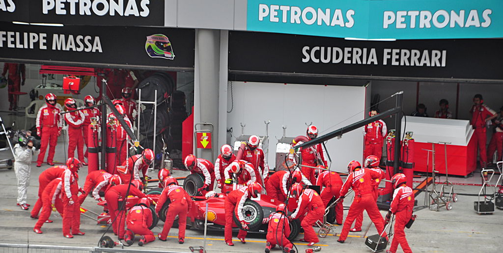 The rules of Formula One, Pit_stop_raikkonen eskandar via Wikimedia.