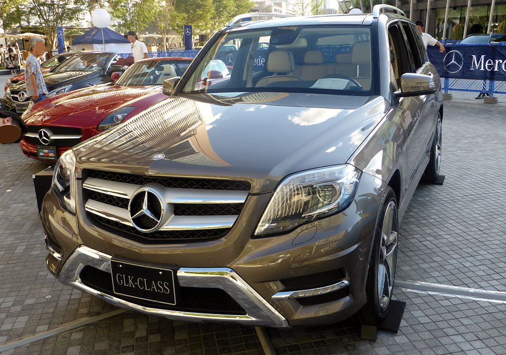 Mercedes-Benz_GLK350_4MATIC_(X204)_front Tokumeigakarinoaoshima via Wikimedia.