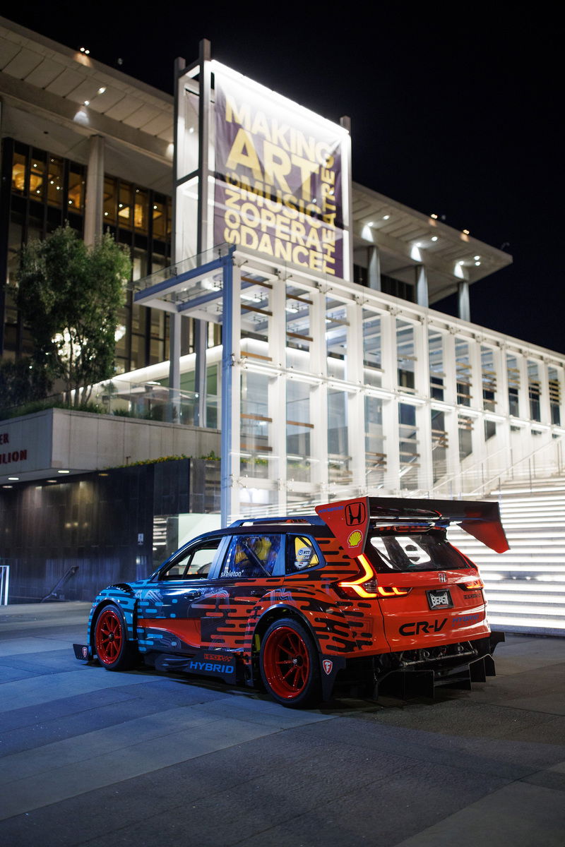 HPD Honda CR-V Hybrid Racer massive rear wing.