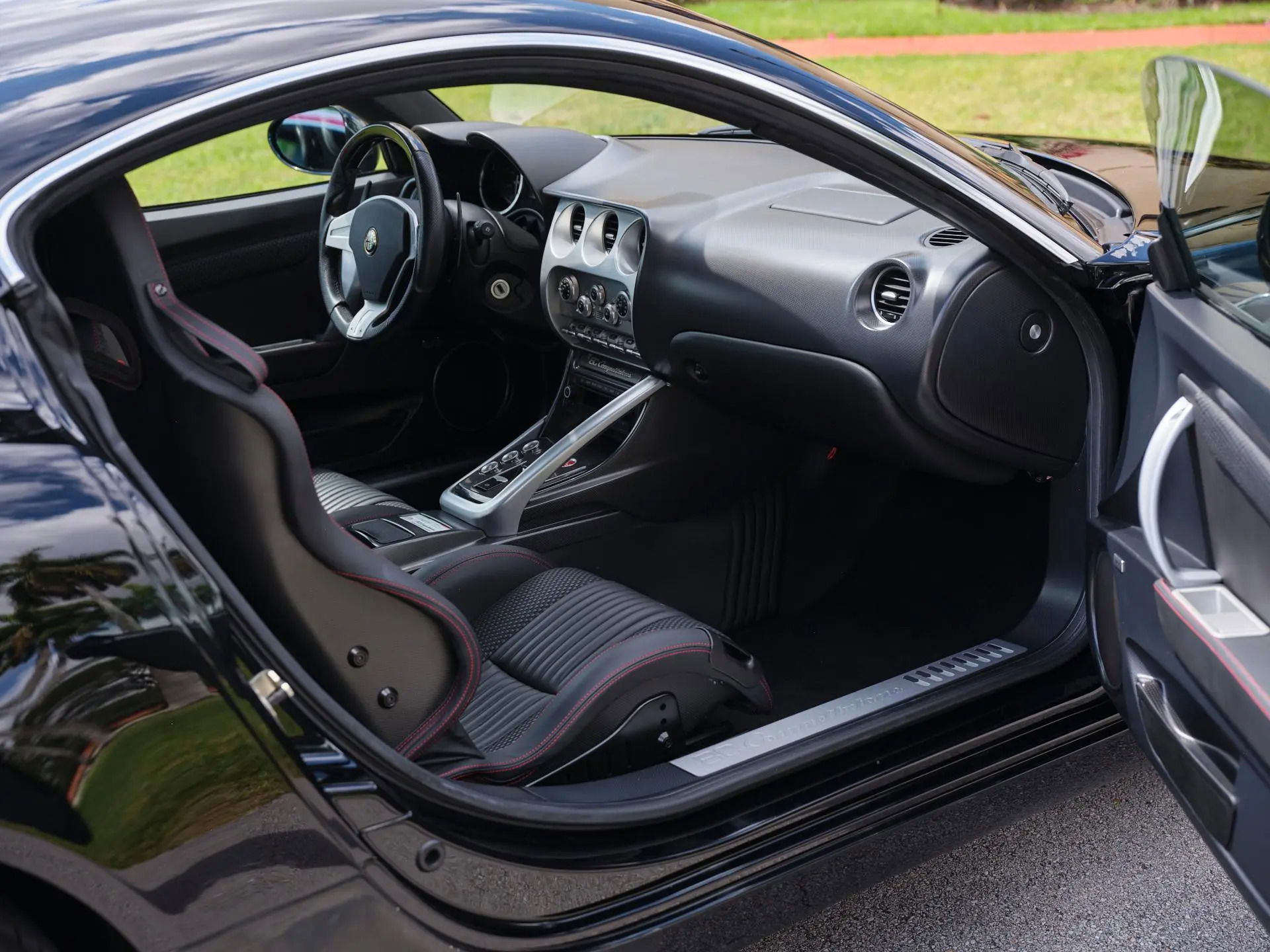 2008_alfa-romeo_8c-competizione interior.