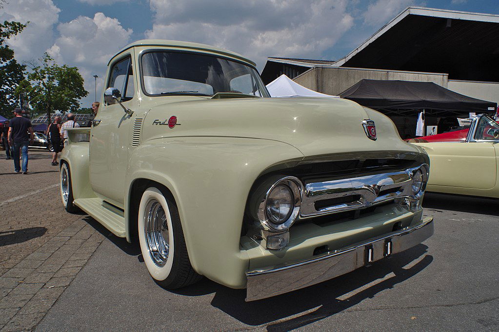 The world's toughest pickup trucks - Ford_F-100 Thomas Vogt via Wikimedia.