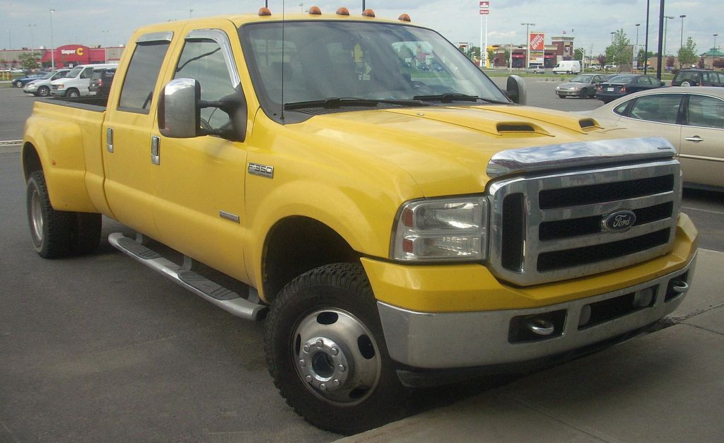 Strong pickup trucks for Nigeria - '05-'07_Ford_F-350_Super_Duty_Crew_Cab Bull-Doser via Wikimedia.