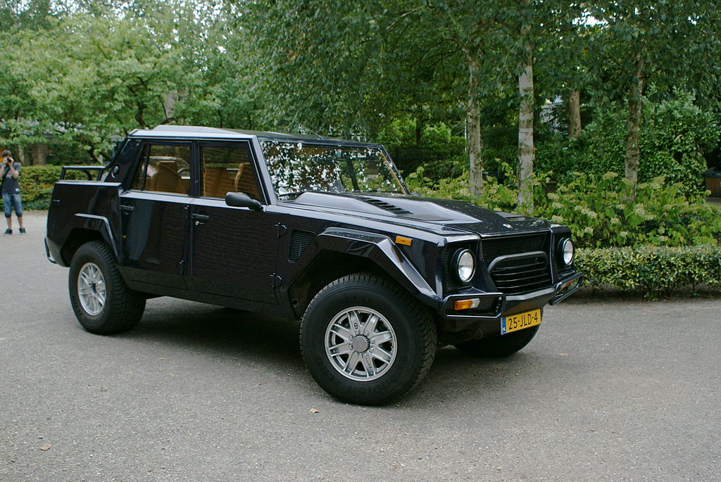 Lamborghini LM002 handling - Wikimedia.