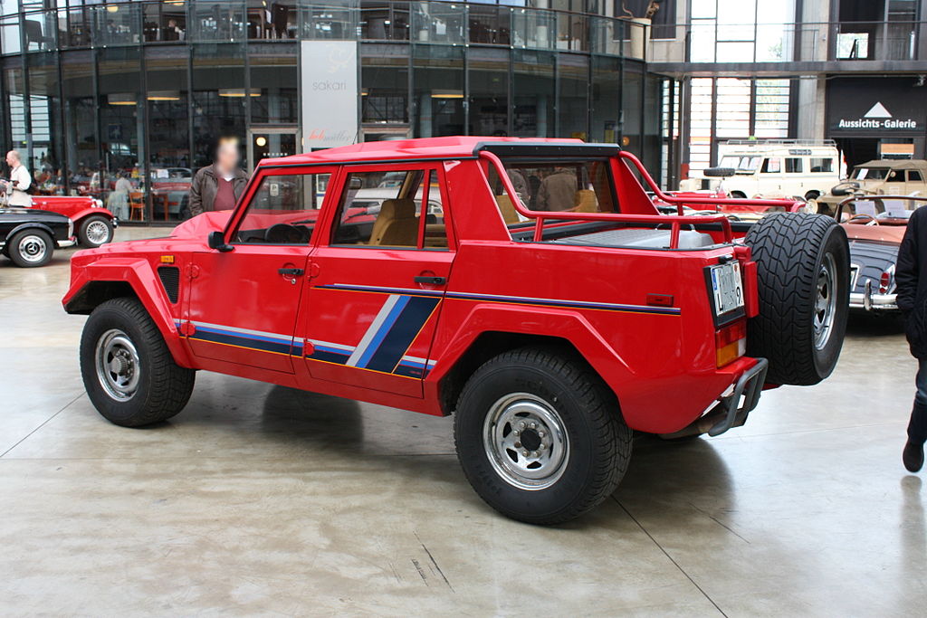 Lamborghini LM002 price - 1988 Lamborghini_LM002_Gen1_Type129 Detectandpreserve via Wikimedia.