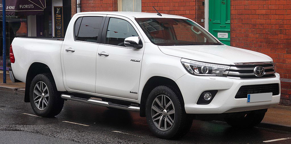 2016_Toyota_HiLux_Invincible_D-4D_4WD_2.4_Front Vauxford via Wikimedia.