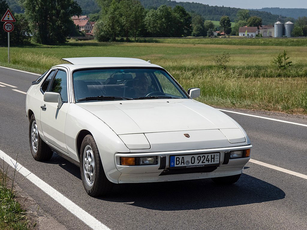 Porsche_928 Ermell via Wikimedia.