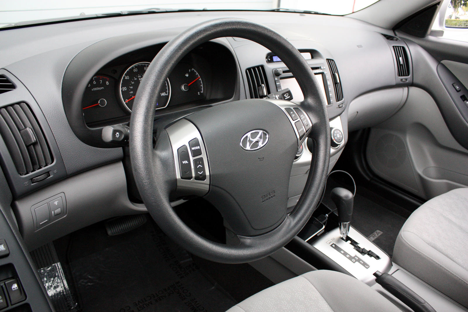 2008-Hyundai-Elantra steering wheel via Carbuzz.