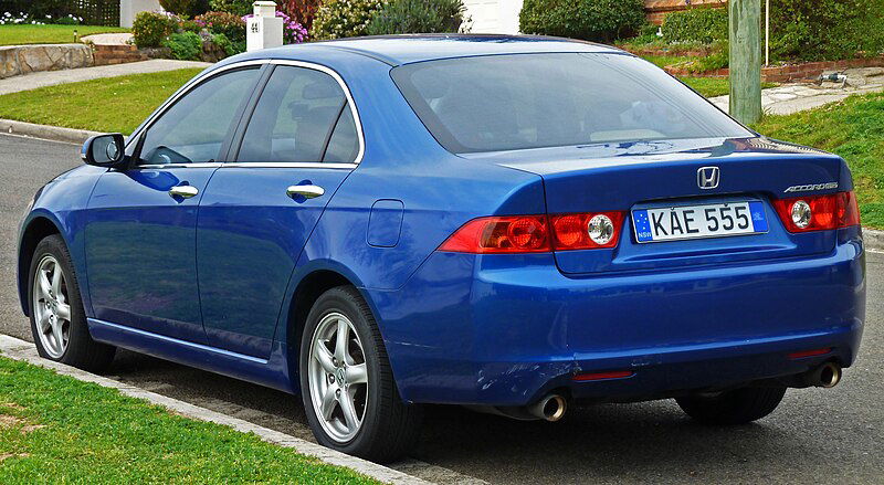 2003-2005_Honda_Accord_Euro_Luxury_sedan rear OSX via Wikimedia.