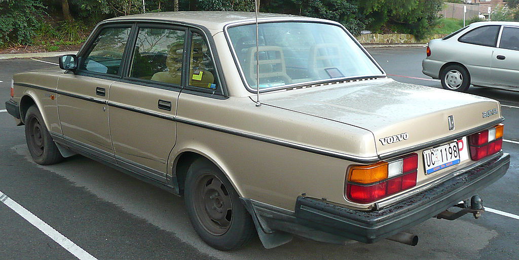 1988-1991_Volvo_240_GL_sedan OSX via Wikimedia.