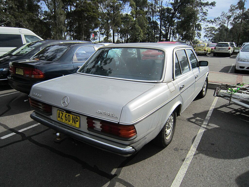 1982-1985_Mercedes-Benz_300_D_(W_123)_sedan Jeremy via Wikimedia.