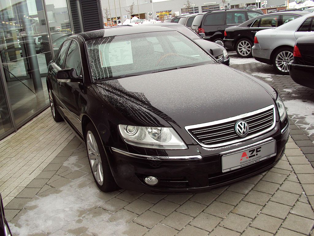 Volkswagen_Phaeton_3.0_TDi_nakhon100 via Wikimedia.