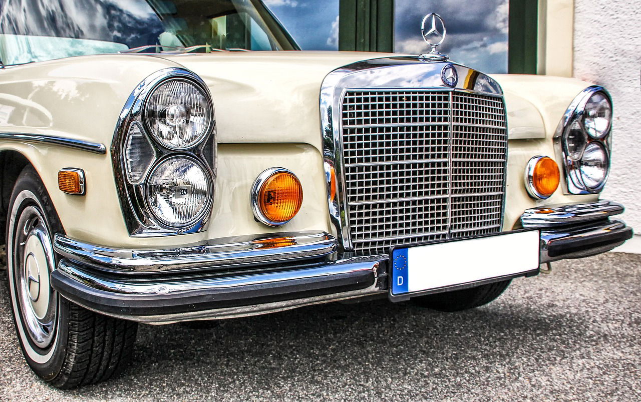 Daimler-Benz car via Pixabay.