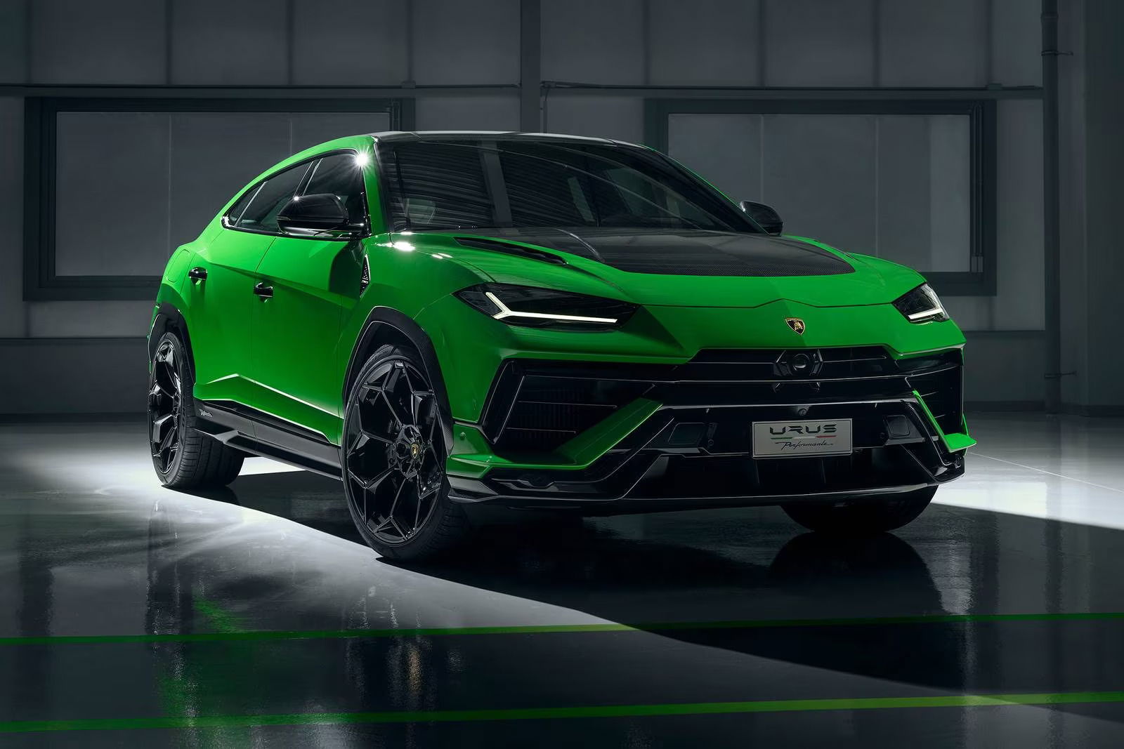 2023 Lamborghini Urus Performante.