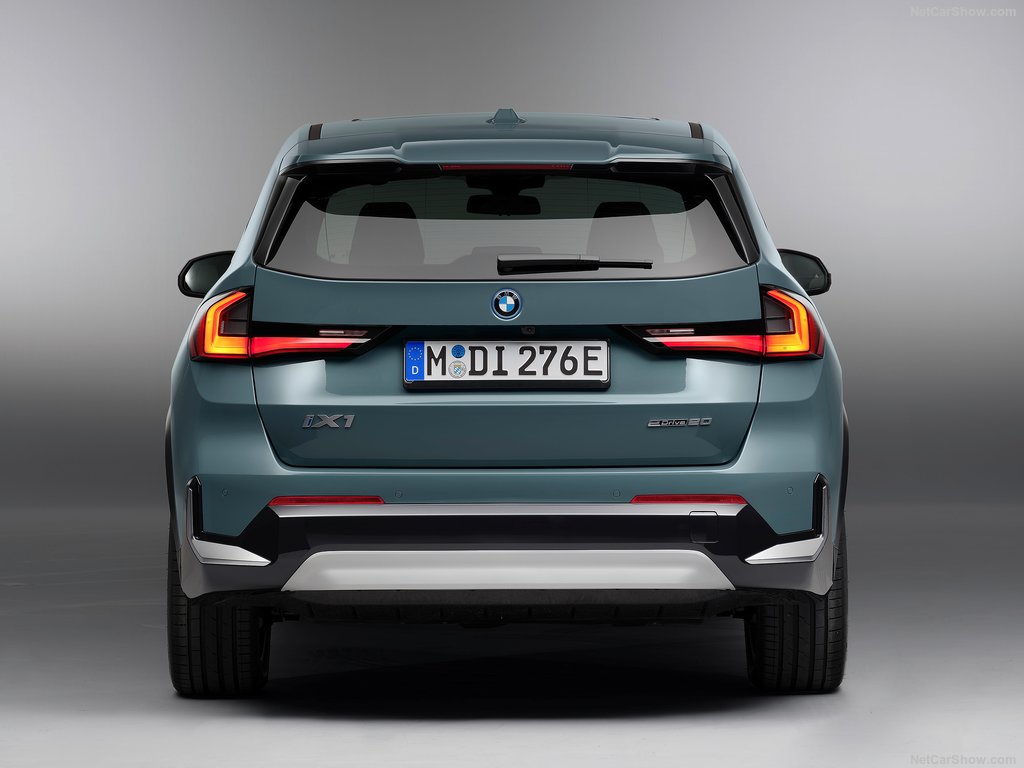 2024 BMW-iX1_eDrive20 rear.