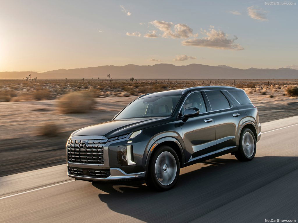 2023 Hyundai Palisade competes with Kia Telluride, the best midsize SUV 2023/2024.