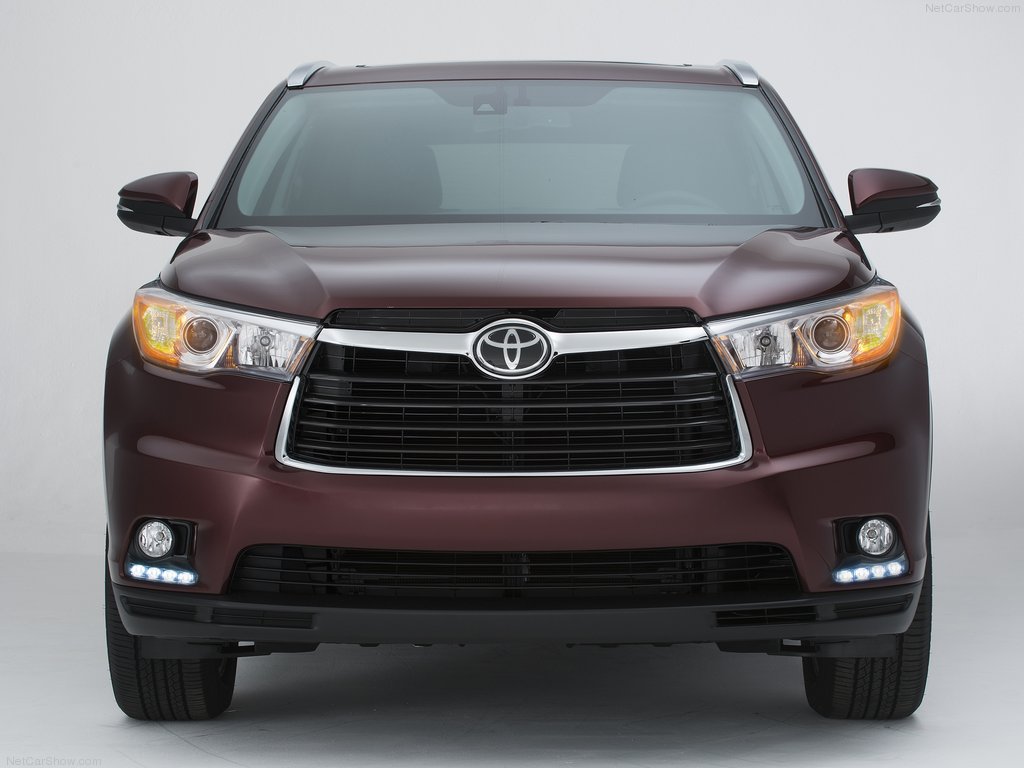 2014 Toyota Highlander front fascia.