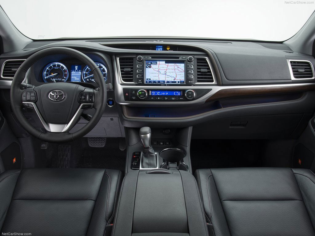 2014 Toyota Highlander infotainment.