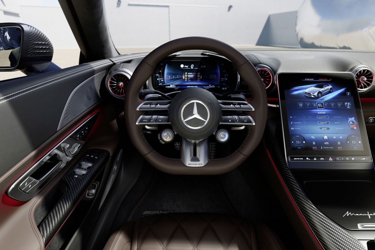 Mercedes-AMG 63 S E PERFORMANCE infotainment.