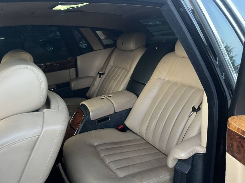 2005 Rolls-Royce Phantom rear cabin.