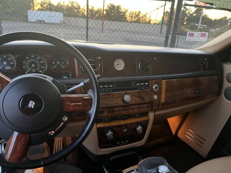 2005 Rolls-Royce Phantom dashboard.