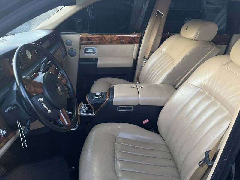 2005 Rolls-Royce Phantom front seats.