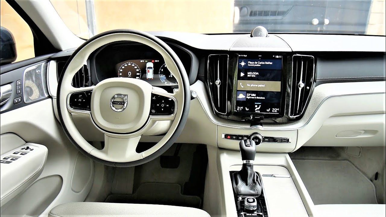 2018 Volvo XC40 dashboard.