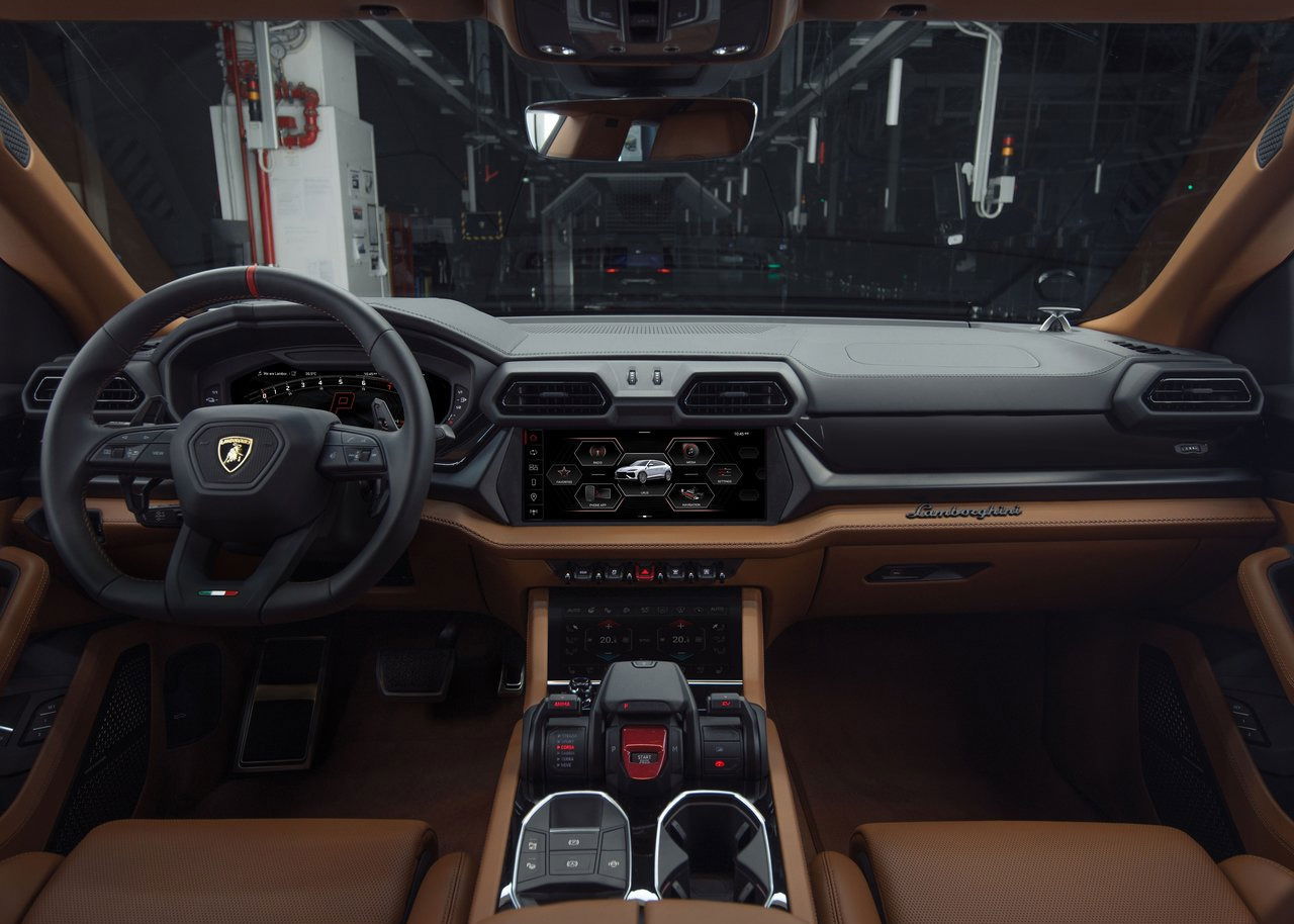 2025 Lamborghini Urus SE cockpit.