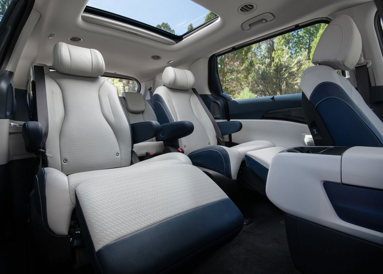 2025 Kia Carnival interior.