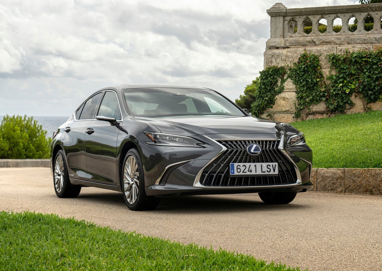 What is the Lexus ES 300h?