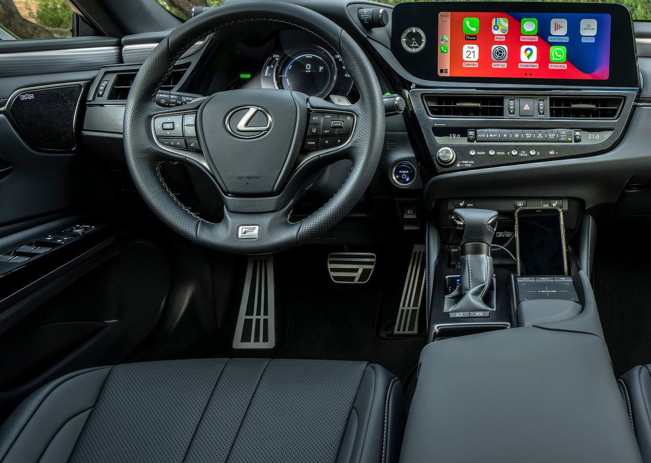 Lexus ES 300h infotainment.