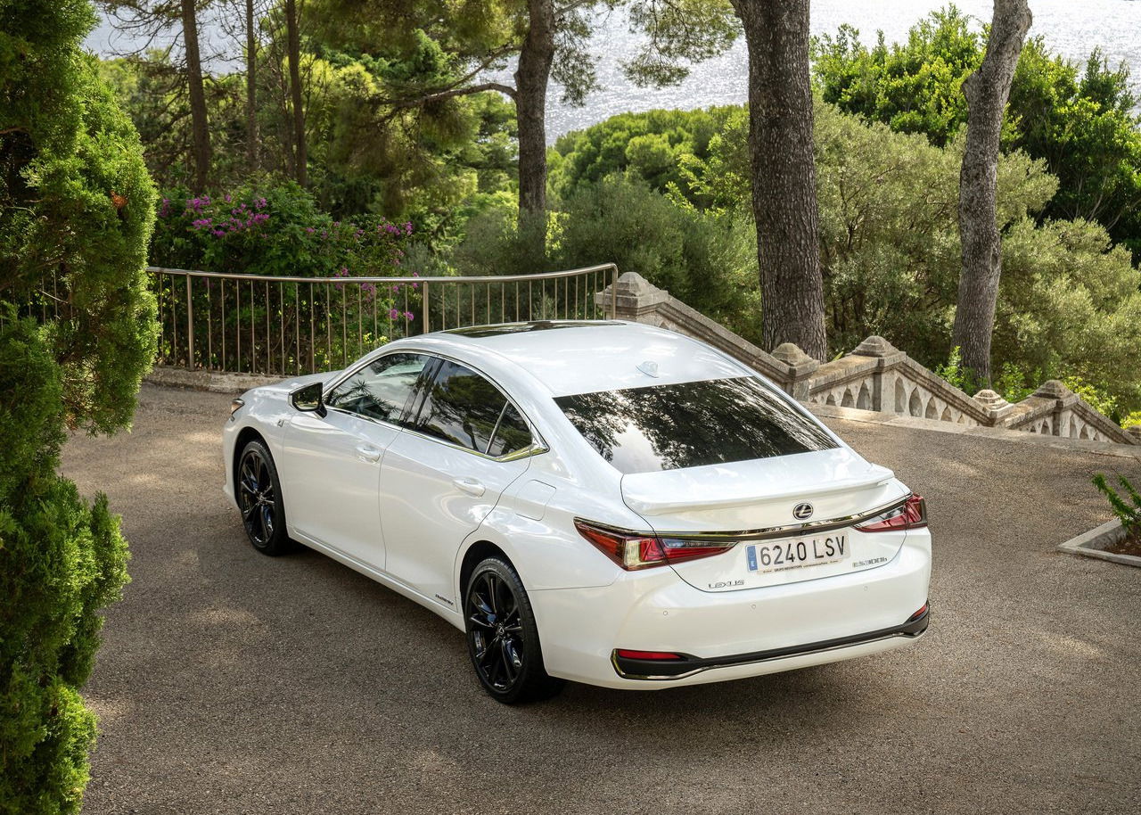 Lexus ES 300 h long distance travel.