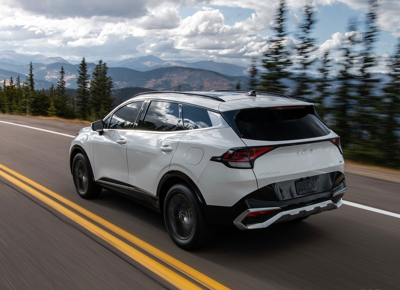 2024 Kia Sportage in Wolf Grey exterior design.