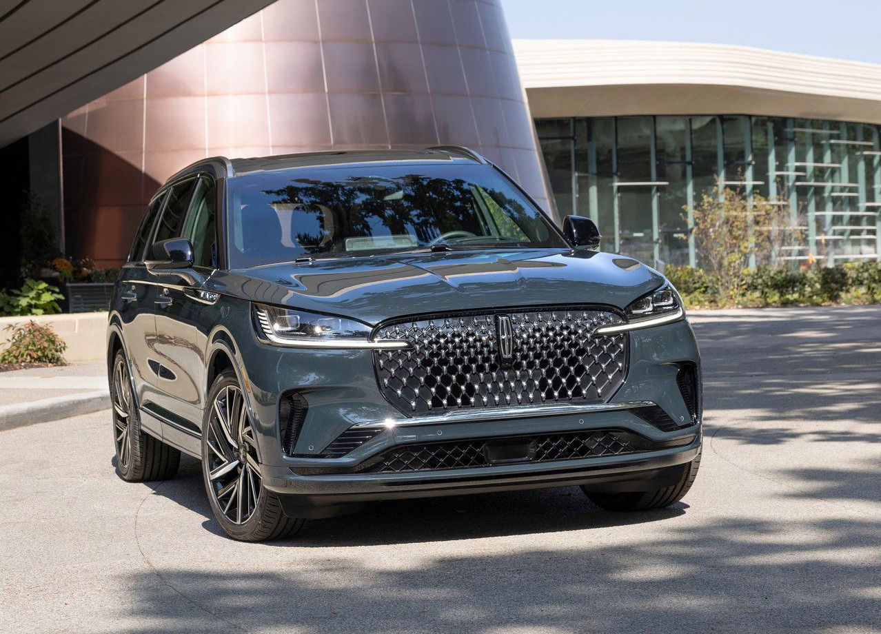 Luxury SUVs with V6 Engines: 2025 Lincoln Aviator.