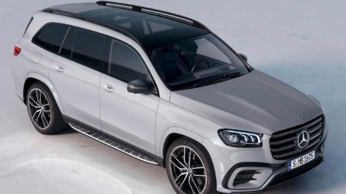 2021 Mercedes-Benz GLS panoramic sunroof.